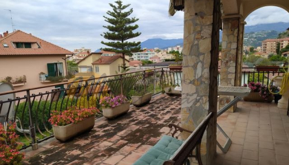 Villa di prestigio di circa 400 mq. su 4 livelli a due passi dal mare con giardino, garage e posti auto